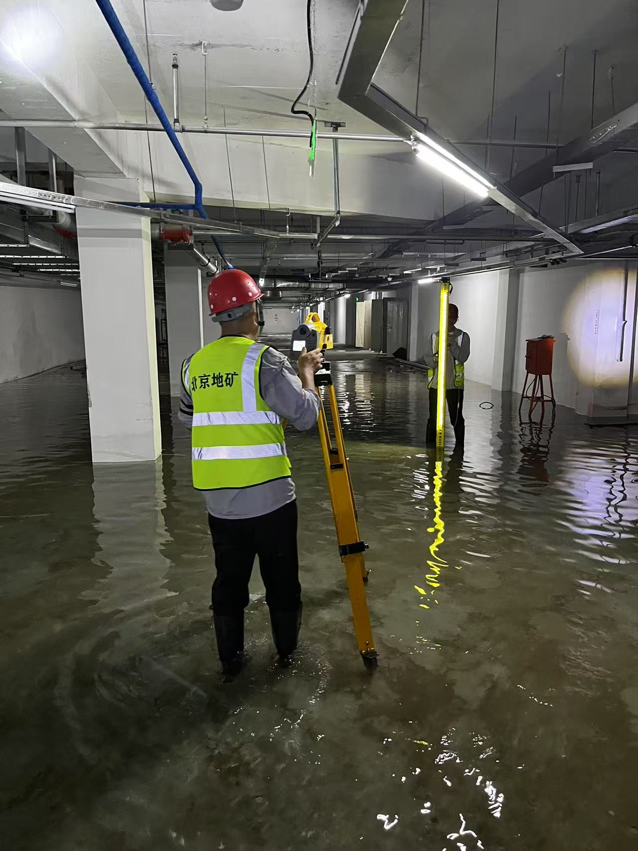 迎戰(zhàn)暴雨險(xiǎn)情！北京地礦攻堅(jiān)密云地下車庫(kù)涌水沉降監(jiān)測(cè)任務(wù)